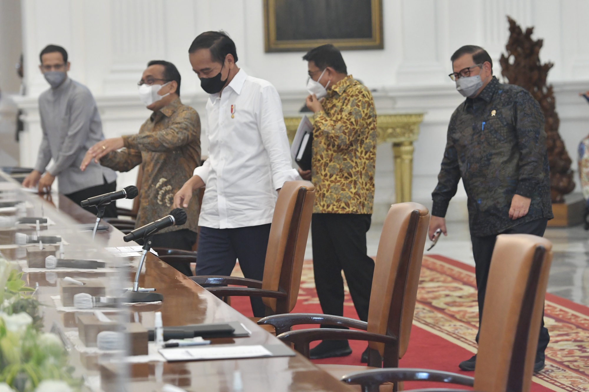 Presiden Jokowi dan jajarannya sebelum Ratas PPKM di Istana Merdeka, Jakarta, Senin (04/04/2022). (Setkab)