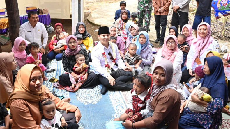 Bupati Trenggalek Mochamad Nur Arifin berada di tengah masyarakatnya. (Foto: PDIP Jatim)