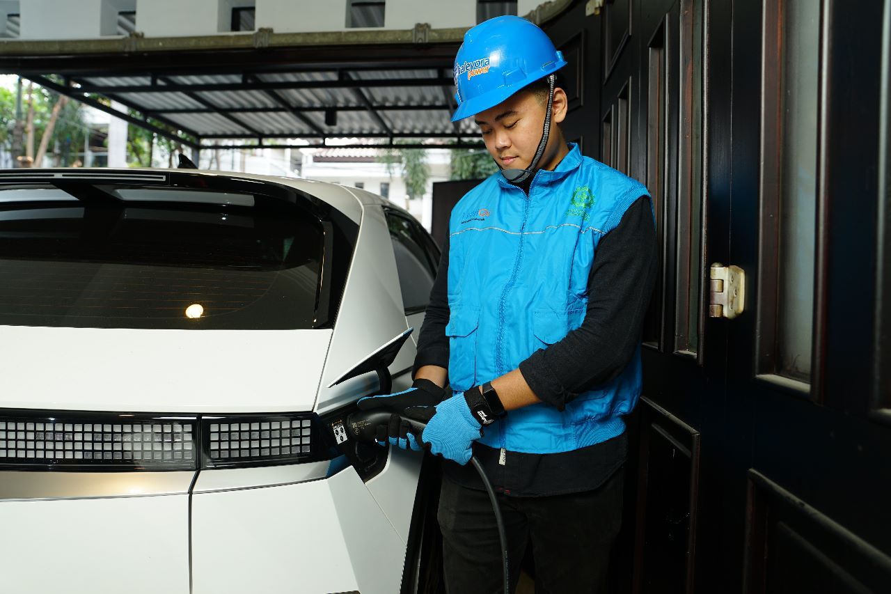 PLN memberikan promo spesial home charging services di IIMS 2024 bagi pelanggan