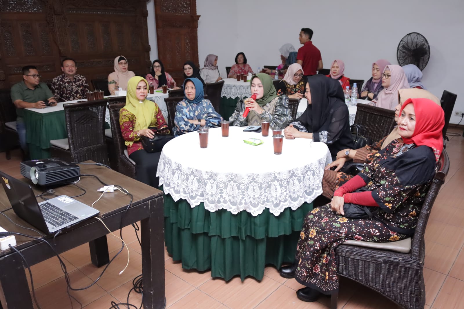 Rapat Persiapan HUT Dekranas ke- 44 dan Tim Dekranasda Jatim di Rumah Makan Boga Bogi Solo, Senin (13/5/2024) malam. (Foto: KOminfo Jatim)