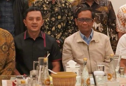 Wakil Ketua DPD PDI Perjuangan Jatim Deni Wicaksono saat bersama Cawapres Mahfud MD.