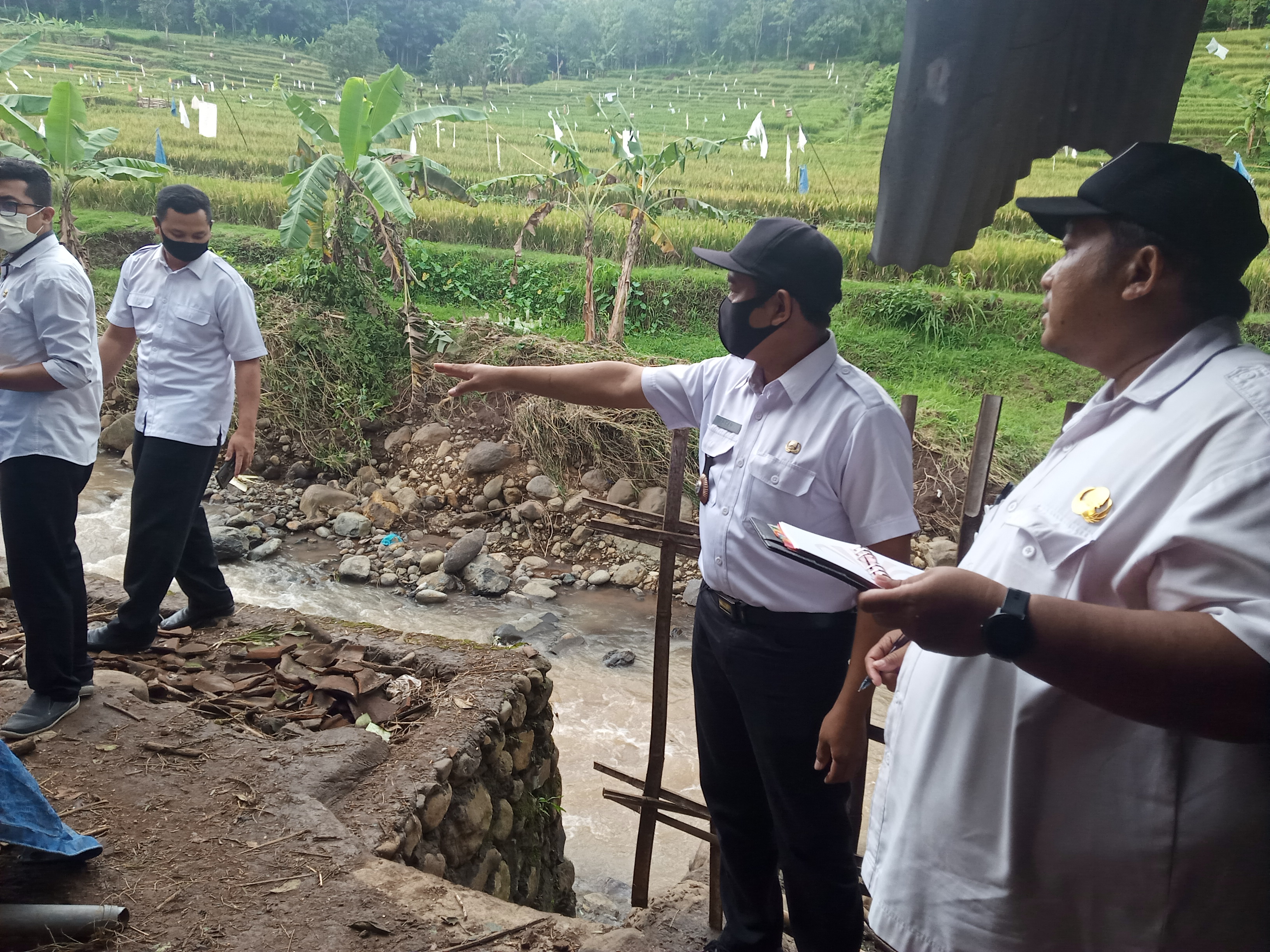 Petugas Dinas PUPR mendata bangunan terdampak banjir di Desa Ngampungan, Kec. Bareng.