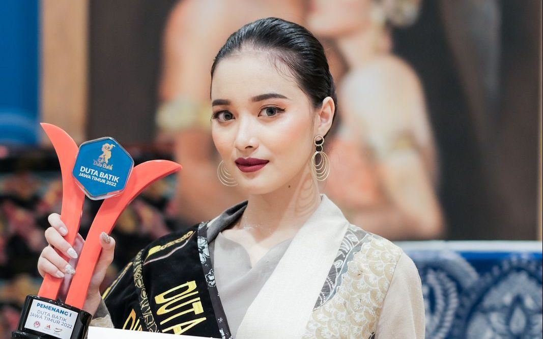 Juara Pertama Wanita Duta Batik Jawa Timur Hashifa Tsanianty Fitria Adhinata.