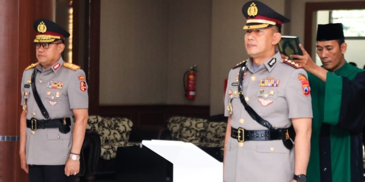 Kapolda Jatim Irjen Imam Sugianto melantik Dirlantas Polda Jatim (yang baru) Kombes Komarudin mengantikan posisi Kombes Muhammad Taslim Chairuddin, yang berlangsung di Mapolda Jatim, Selasa (31/10/2023).