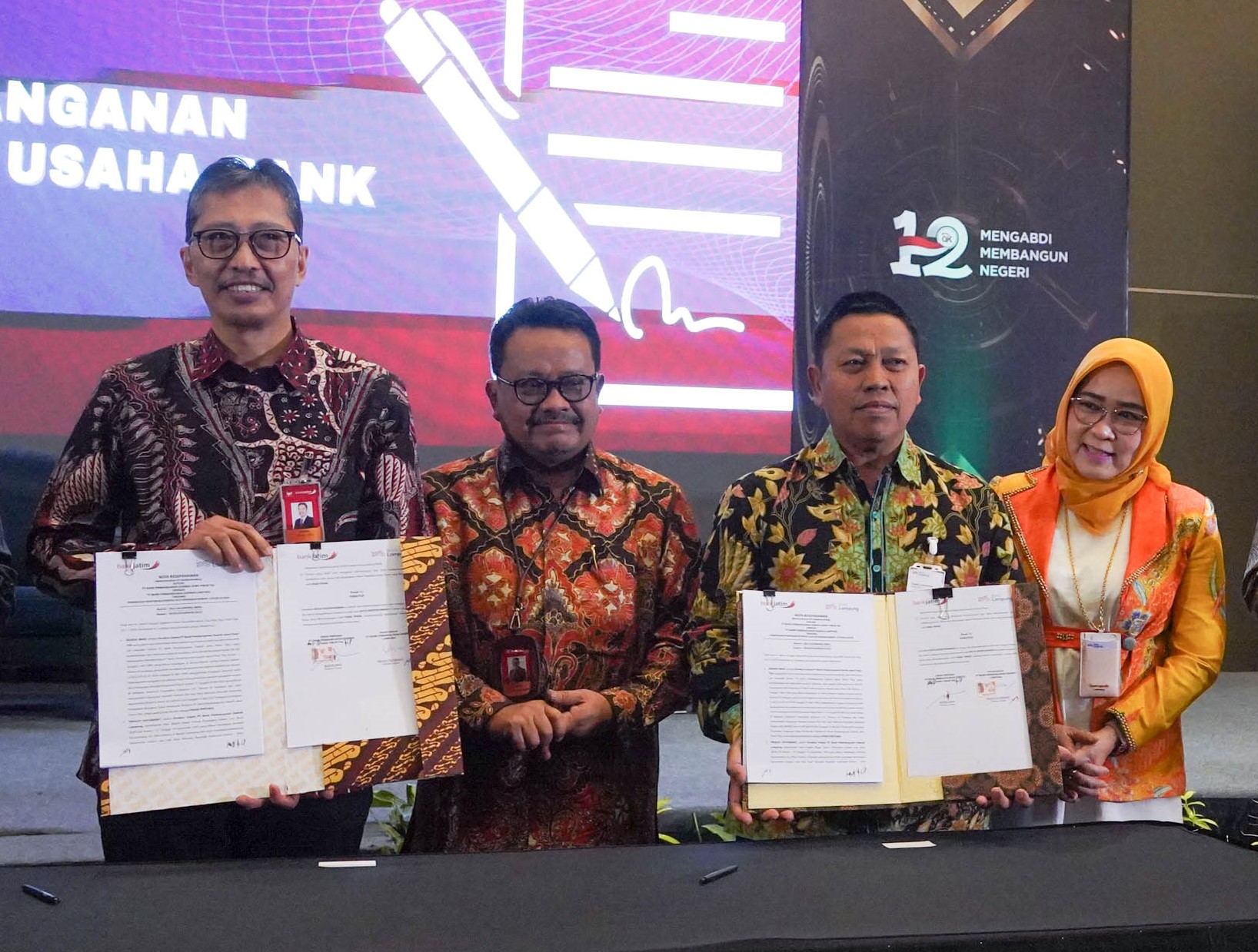 Dirut Bank Jatim, Busrul Iman penandatanganan MoU bersama bank Lampung. (Dok. Bank Jatim)