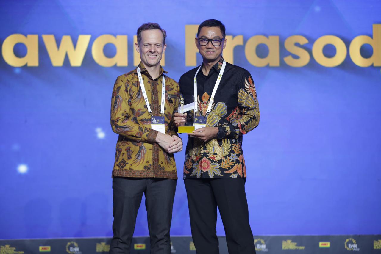 Dirut PLN Darmawan Prasodjo Raih Male Executive Of The Year Enlit Asia Power Energy Awards 2023. (Foto: Kominfo Jatim)