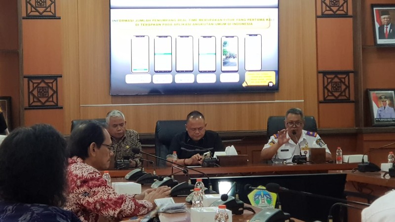 Ketua Komisi D DPRD Jatim, dr Agung Mulyono bersama Dishub Jatim, Pemkab Gresik matangkan TransJatim Gresik - Paciran di Pemkab Gresik. 
