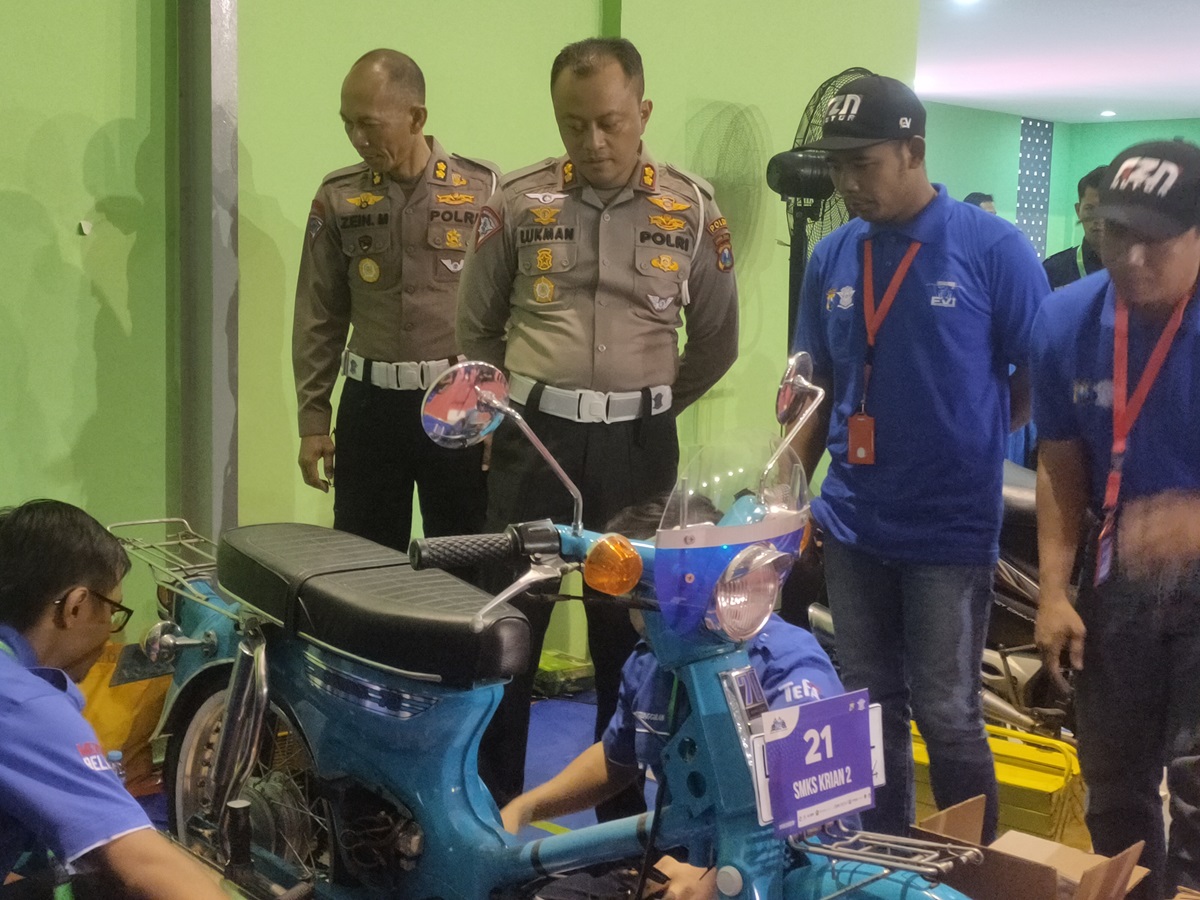 AKBP Lukman Cahyono di Lapangan Tennis Mapolda Jatim