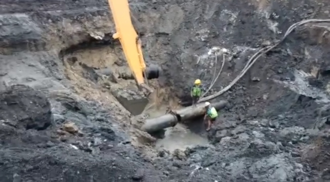 Proses perbaikan pipa PDAM di Karangpilang Surabaya