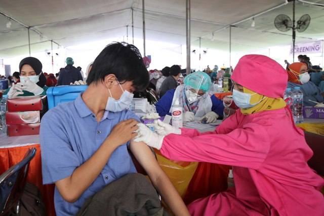 Vaksinasi Covid-19 di Surabaya, beberapa waktu lalu.