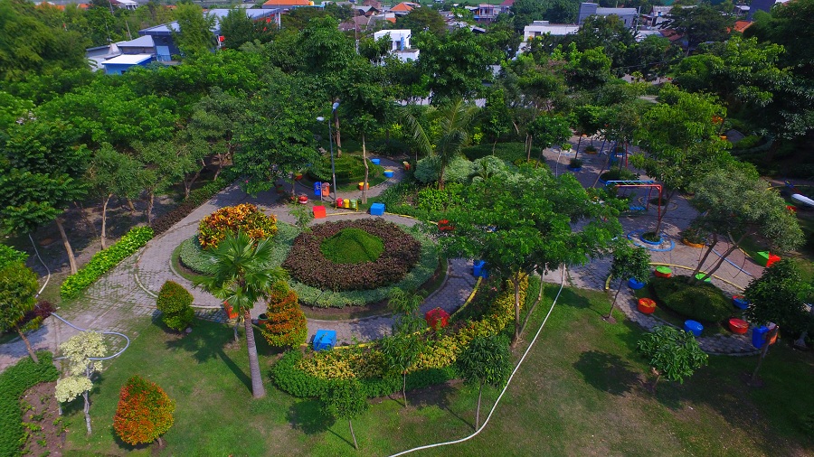 Taman Harmoni, salah satu taman yang banyak dikunjungi warga