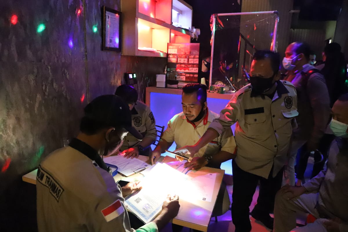 Dokumentasi penegakan protokol kesehatan di salah satu tempat rekreasi hiburan umum di Kota Surabaya, beberapa waktu lalu.