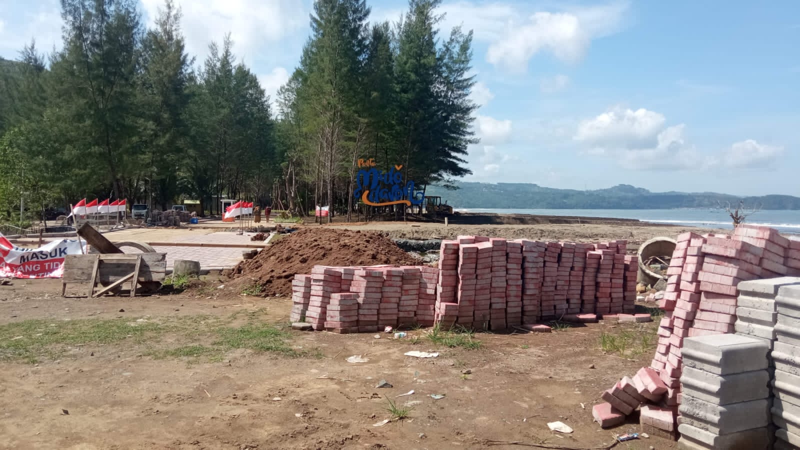 Pantai Midodaren di Desa/Kecamatan Besuki yang dibangun oleh investor