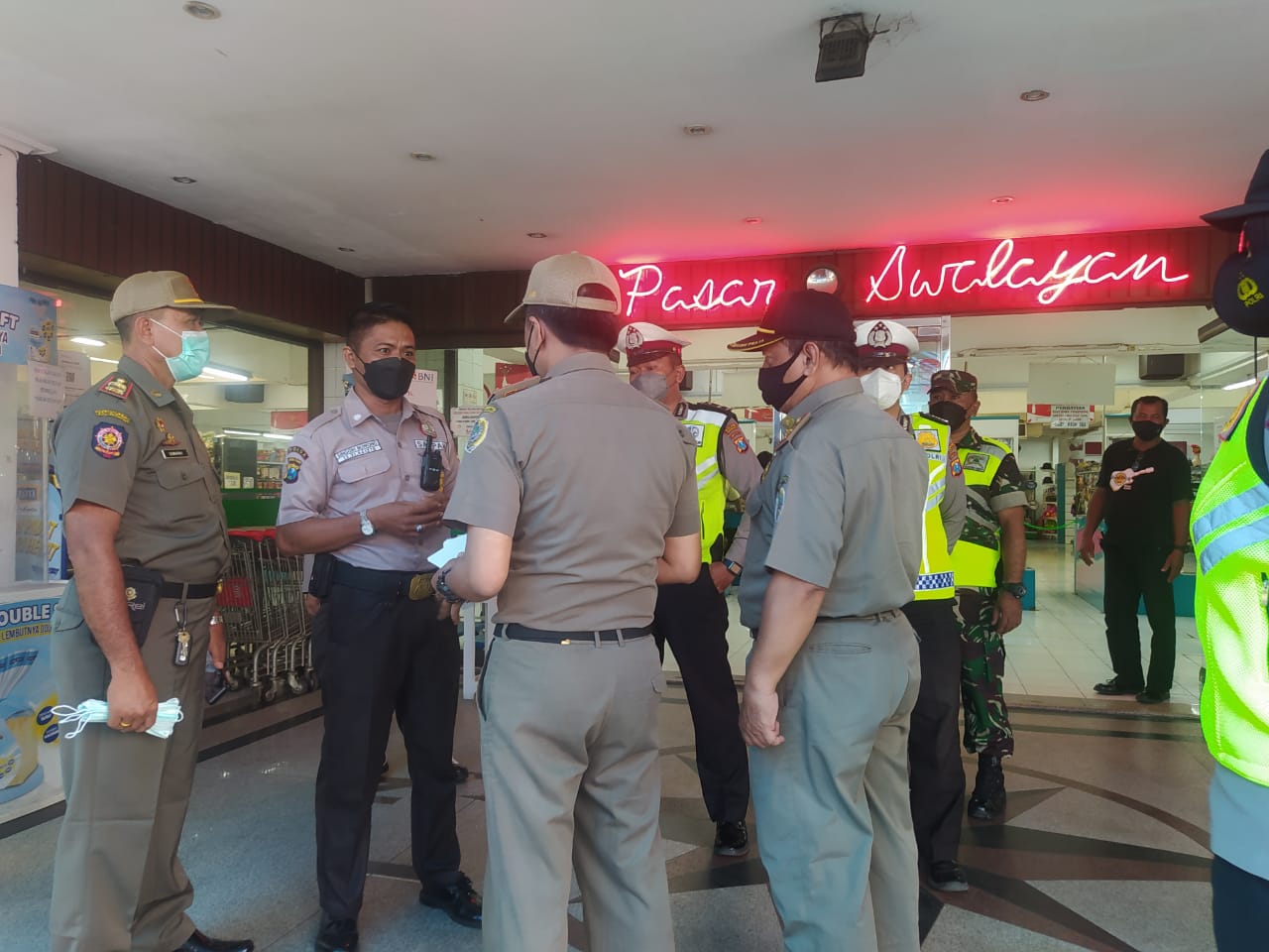 Satpol PP Kabupaten Tulungagung melakukan himbauan penggunaan masker di pusat keramaian. (Dok. Satpol PP Kabupaten Tulungagung)