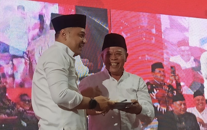 Wali Kota Surabaya Eri Cahyadi menerima potongan pucuk tumpeng dari Ketua DPD PDI Perjuangan Jatim Kusnadi, Kamis (26/1/2023)