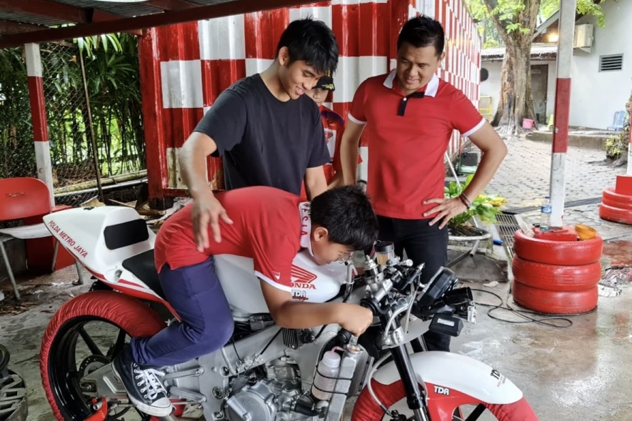 Mario Suryo Aji (berdiri kiri) dan CEO Ketik, Kiagus Firdaus (berdiri kanan) , di sela-sela latihan motorcross di Yogyakarta (8/10)