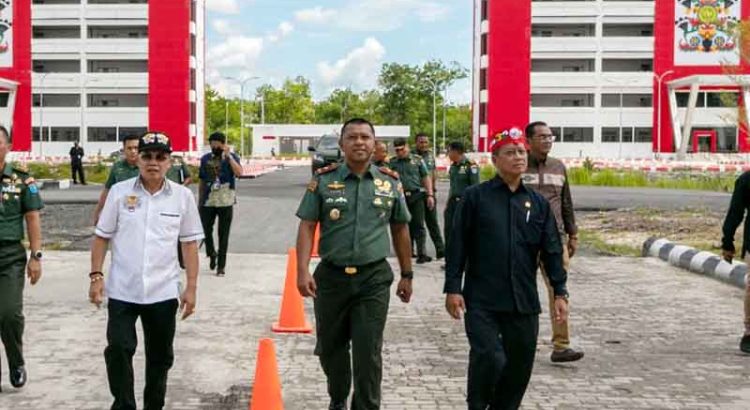 Rektor Universitas Palangka Raya Dr Andrie Elia menyambut unsur pimpinan TNI dan tokoh politik saat kunjungan di UPR dalam rangka persiapan KKN Kebangsaan, Rabu (7/7)