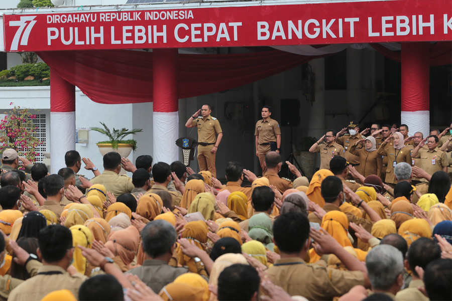 Apel pengarahan pegawai, lurah, dan camat di Halaman Balai Kota Surabaya