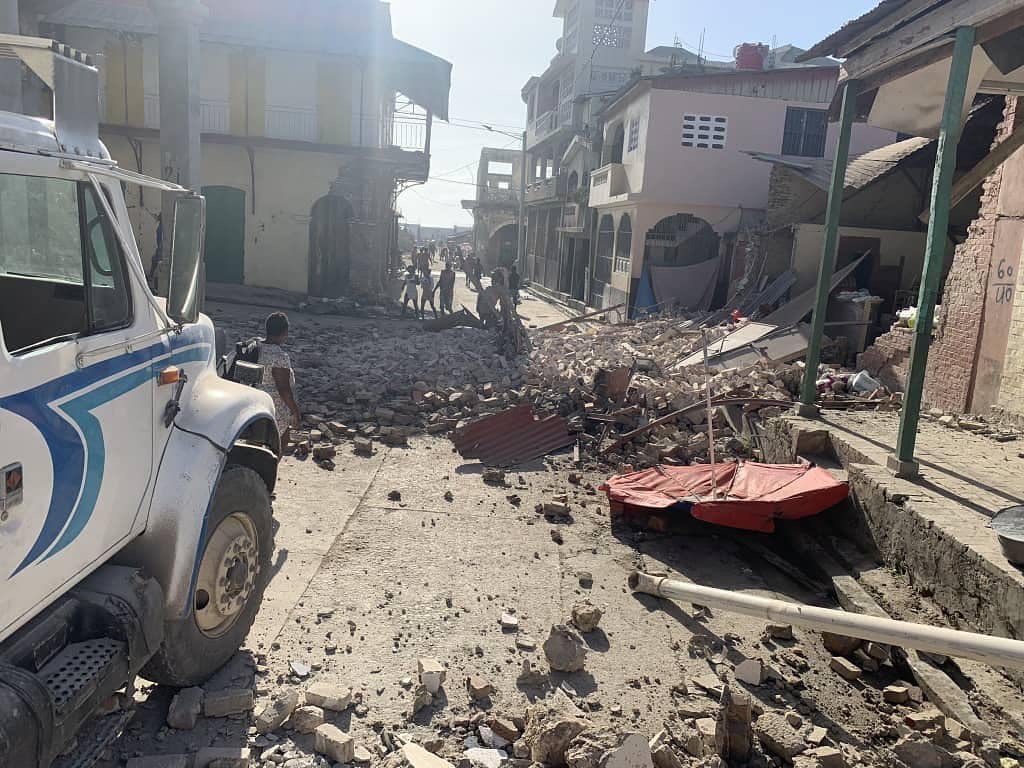 Suasana perkotaan di Haiti pascagempa. (Twitter @westindimade)