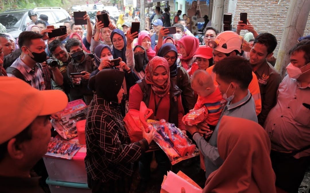 Menteri Sosial RI, Tri Rismaharini saat menberikan santunan pada korban longsor di ruas Jl Poros Malino, Desa Lonjoboko, Kecamatan Somba Opu, Kabupaten Gowa, Sulawesi Selatan