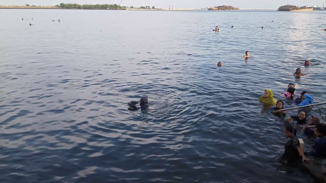 Suasana warga Kota Probolinggo yang tengah mandi sekaligus terapi air laut