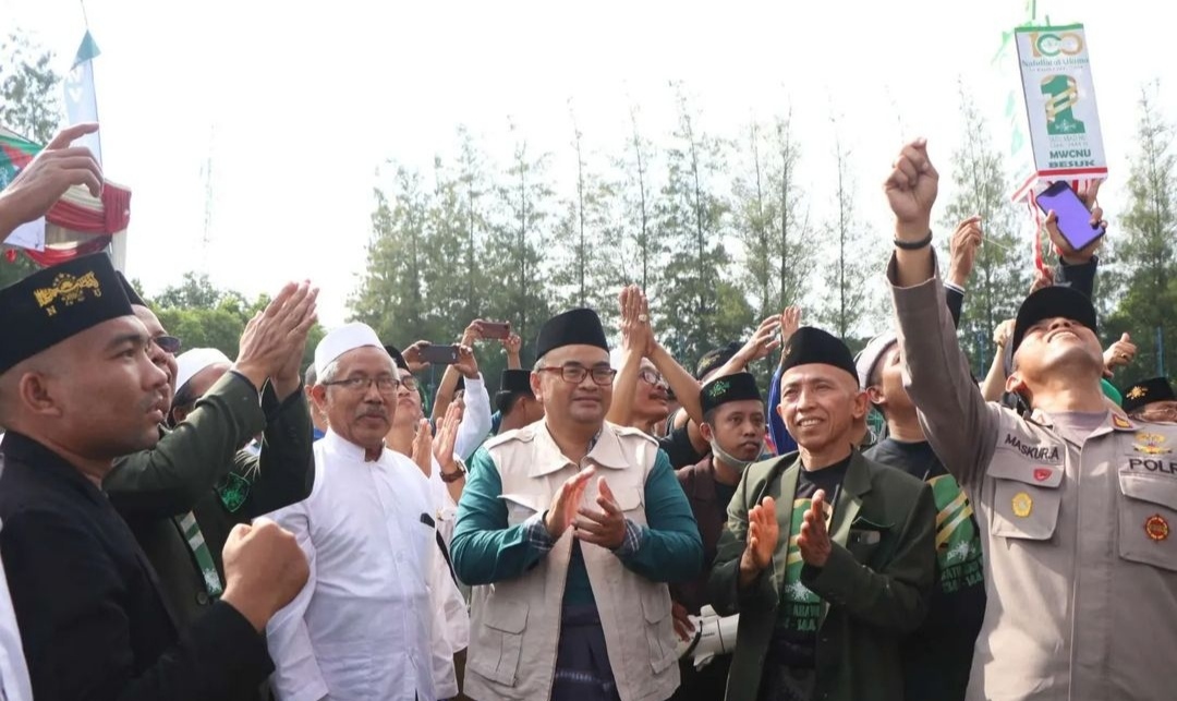 Wabup Probolinggo saat melakukan pelepasan balon sebagai rangkaian satu abad NU