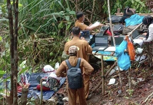 Para guru SD Negeri 016 Lingga (Pulon) dan SD Negeri 011 Lingga (Mentuda) harus membawa anak didiknya keluar desa dan masuk ke hutan untuk mencari sinyal internet dalam pelaksanaan Asesmen Nasional Berbasis Komputer (ANBK) pada 24-27 Oktober 2022 lalu