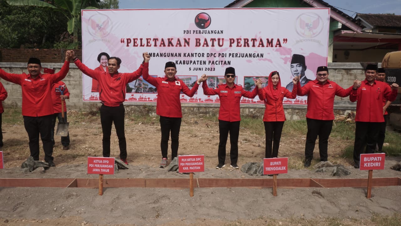 Peletakan Batu Pertama oleh Bupati Kediri Hanindhito Pramana, Bupati Trenggalek M Nur Arifin beserta istri, Bupati Ngawi Ony Anwar Harsono, Bupati Ponorogo Sugiri Sancoko, Bupati Wonogiri Joko Sutopo, dan Plh. PDIP Pacitan Deni Wicaksono