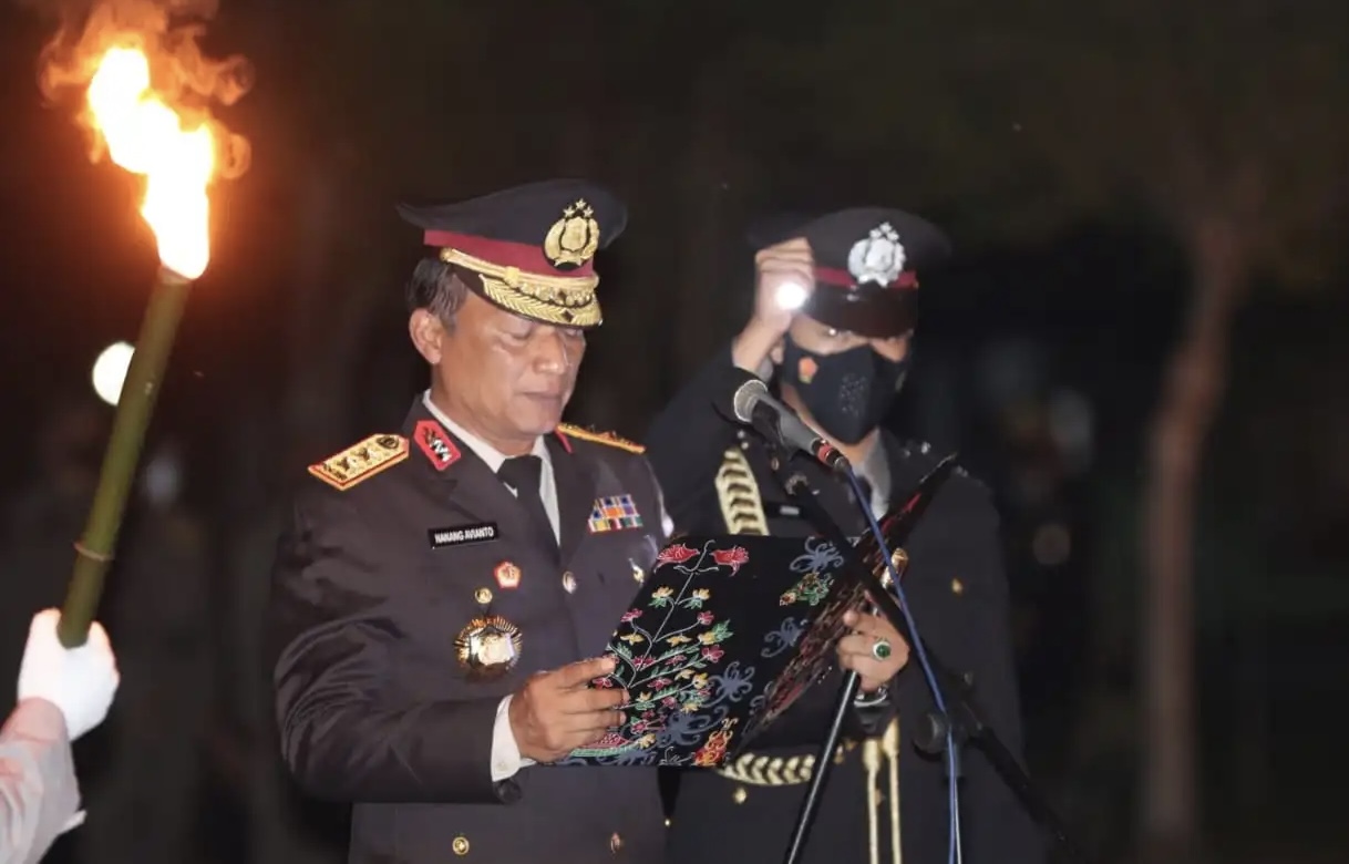 Kapolda Kalteng Irjen Pol. Drs. Nanang Avianto, M.Si. memimpin apel kehormatan dan renungan suci di Taman Makam Pahlawan Sanaman Lampang Kota Palangka Raya, Rabu (17/08/2022)