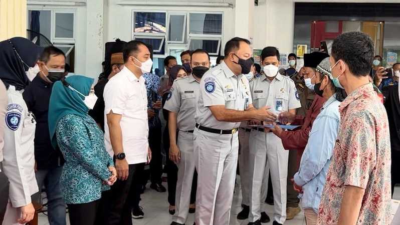Direktur Utama Jasa Raharja Rivan A Purwantono menyerahkan santunan kepada keluarga korban
