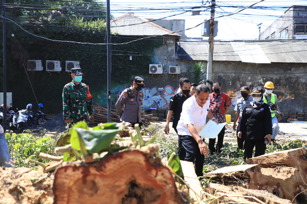 Wakil Walikota Surabaya Armuji pada Kamis (21/7) siang meninjau lokasi pembangunan rumah pompa