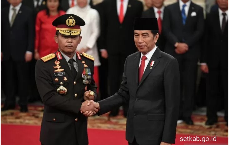 PELANTIKAN: Jenderal Pol Idham Azis (kiri) bersama Presiden RI Joko Widodo.