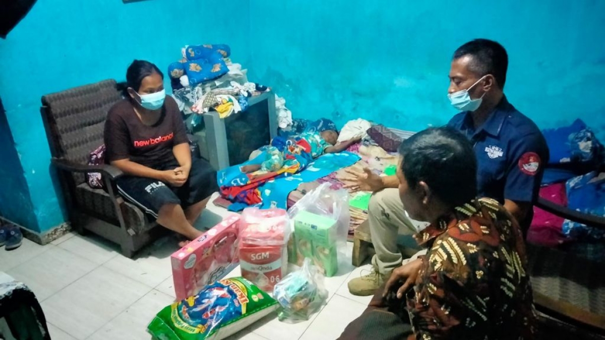 Polisi kunjungi rumah pelaku dan berikan bantuan.