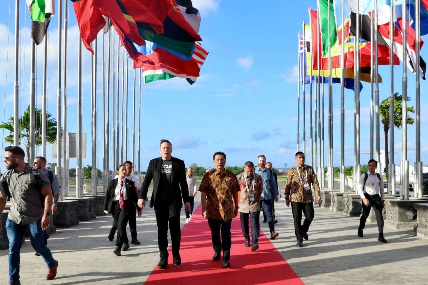Menko Bidang Maritim dan Investasi Luhut Binsar Pandjaitan menyambut CEO SpaceX sekaligus Tesla Inc, Elon Musk di Bandara I Gusti Ngurahrai, Bali, Minggu (19/5/2024). Foto: Kemenko Marves