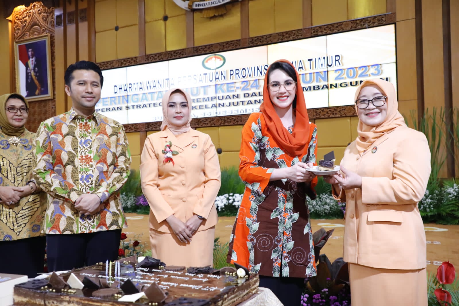 Wakil Gubernur Jawa Timur Emil Elestianto Dardak bersama Penasehat Dharma Wanita Persatuan (DWP) Jatim, Arumi Bachsin Emil Dardak menghadiri gelaran Peringatan HUT DWP ke-24 tahun 2023. (Foto: Kominfo Jatim) 