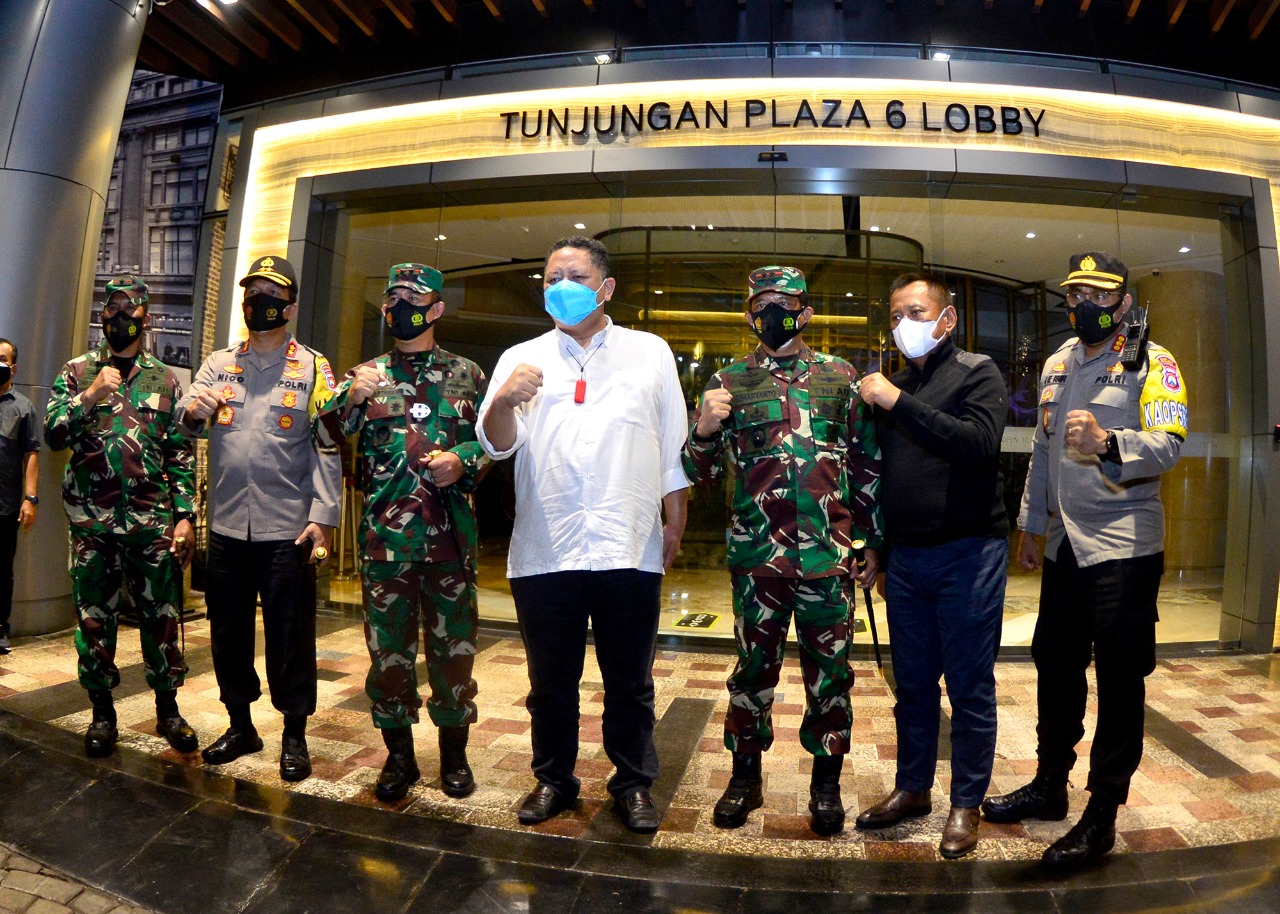 Plt Wali Kota Surabaya Whisnu Sakti Buana bareng Polrestabes Surabaya dan unsur TNI, menggelar inspeksi mendadak di Tunjungan Plaza, Senin (11/1/2021).