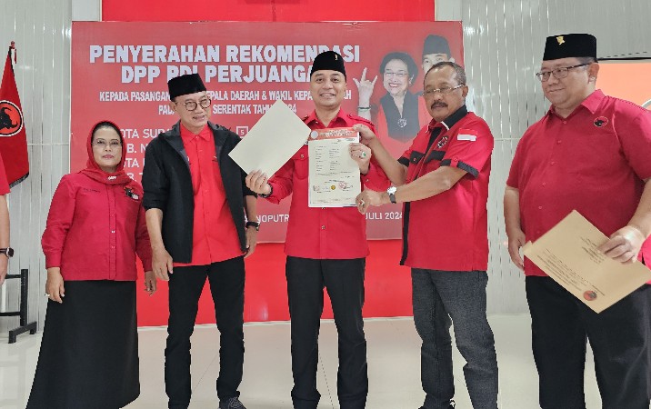 Eri Cahyadi dan Armuji menunjukkan surat rekomendasi dari DPP PDIP