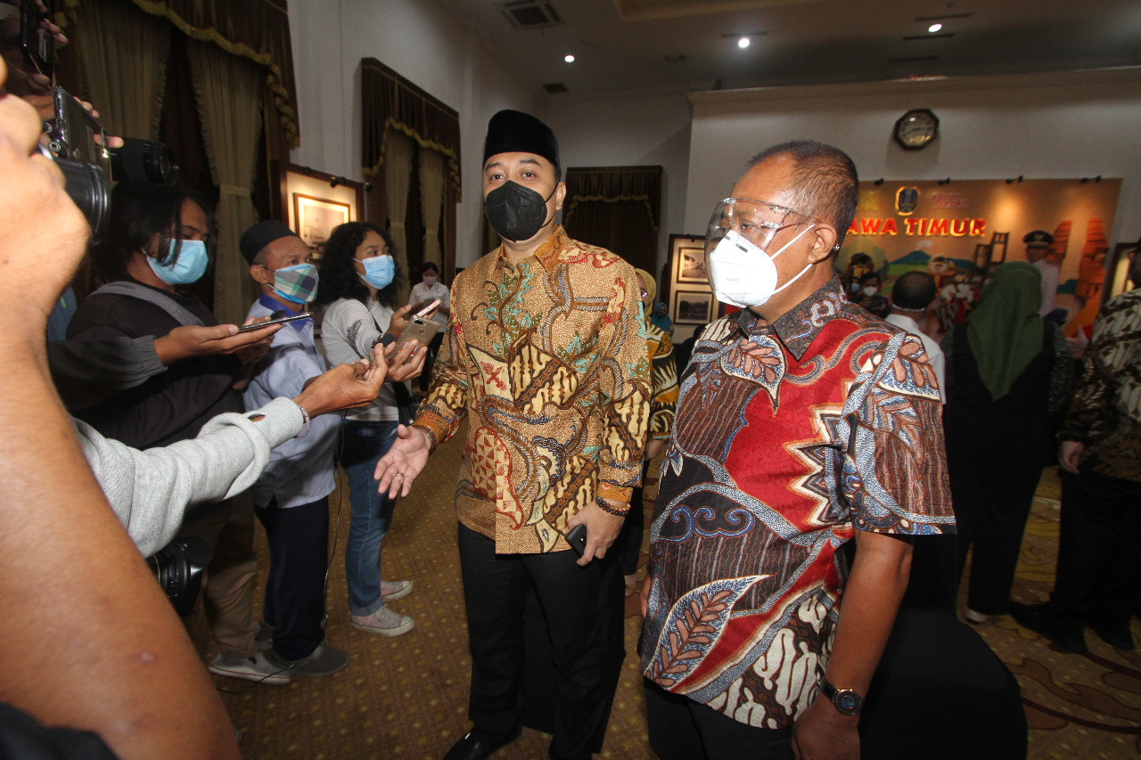 Wali Kota dan Wakil Wali Kota Surabaya Terpilih, Eri Cahyadi dan Armuji saat mengikuti prosesi latihan pengambilan sumpah jabatan dan pelantikan di Gedung Negara Grahadi, Rabu (24/2/) malam. 