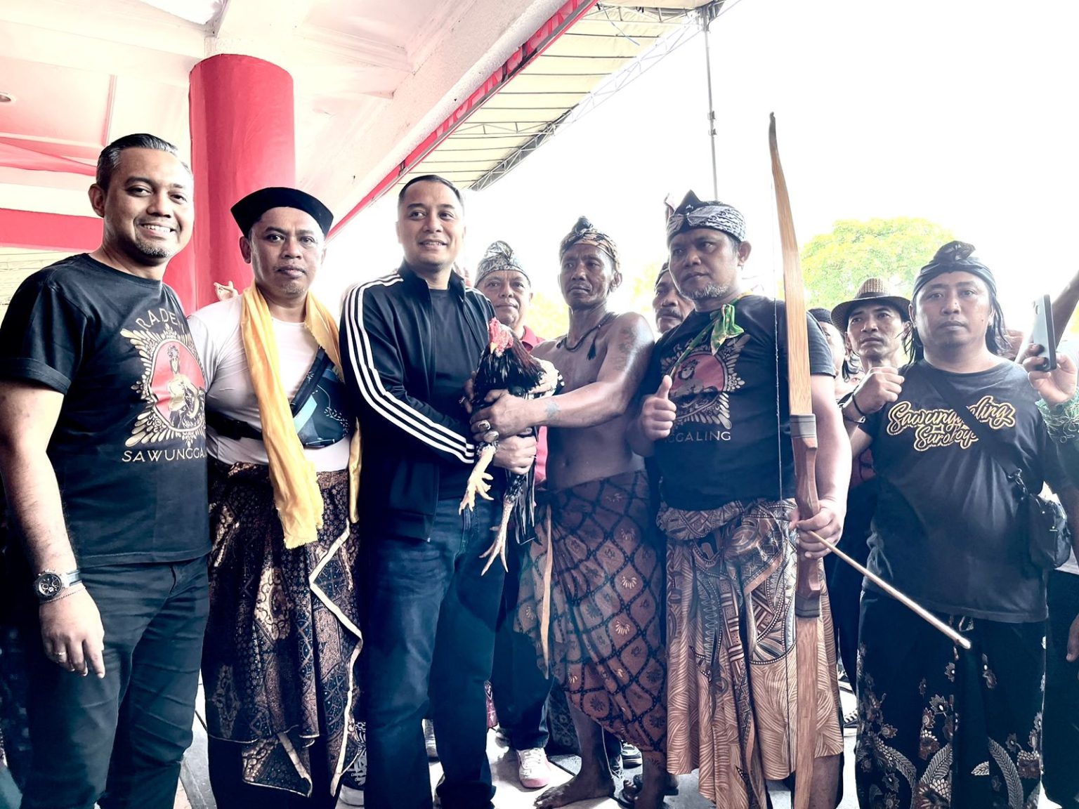 Sekretaris Taruna Merah Putih (TMP) Jawa Timur, Hadrean Renanda mendampingi Walikota Surabaya Eri Cahyadi di acara Napak Tilas Raden Sawunggaling