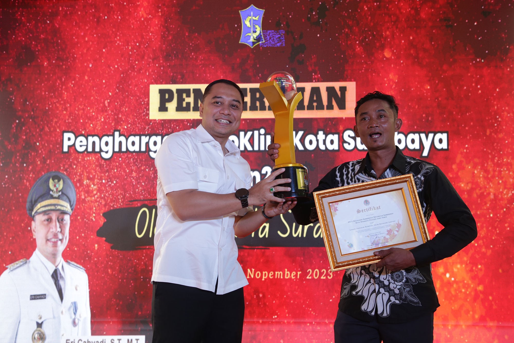 Wali Kota Surabaya Eri Cahyadi memberi penghargaan kepada 11 kampung