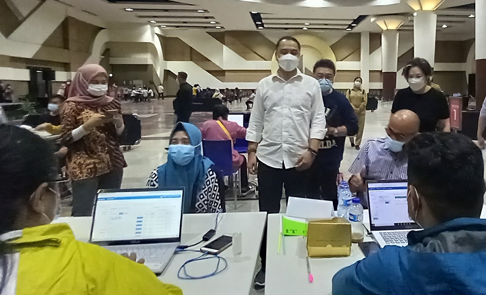 Wali Kota Surabaya Eri Cahayadi saat meninjau vaksinasi di Tunjungan Plaza.