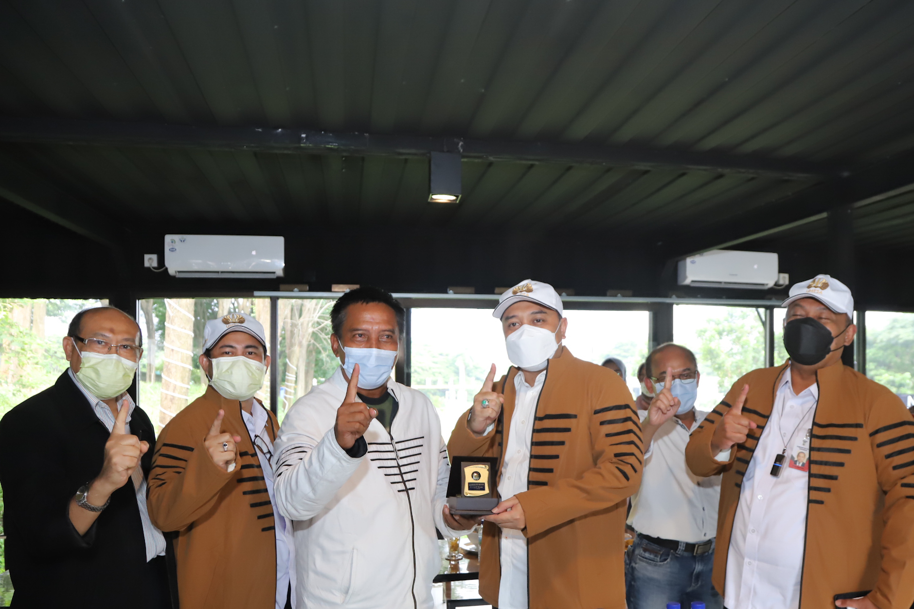 Wali Kota Surabaya, Eri Cahyadi saat bertemu dengan Rektor Universitas Negeri Surabaya (Unesa), Prof Nur Hasan