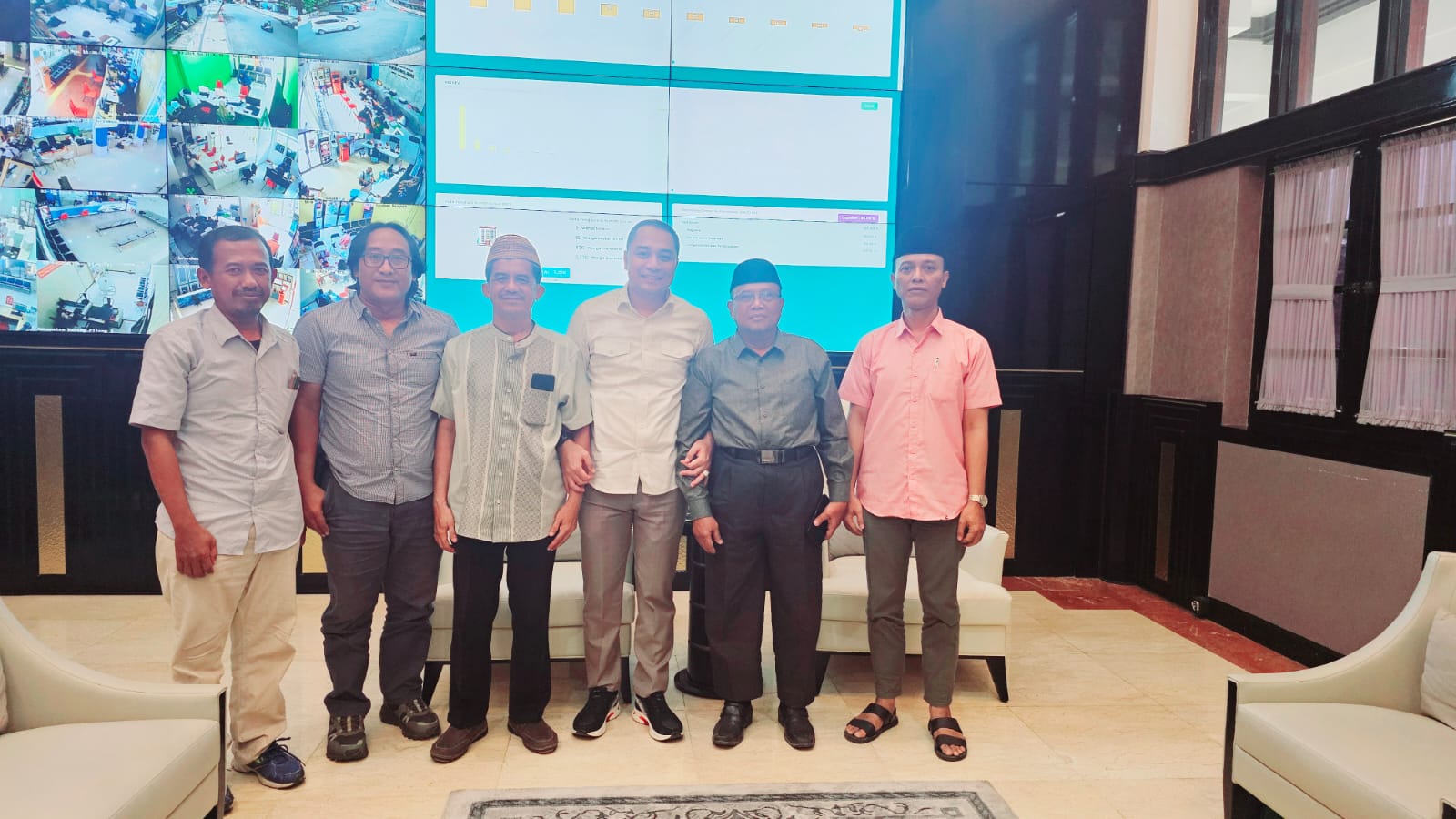 Wali Kota Surabaya Eri Cahyadi saat menerima Ketua Yayasan IKSA/KH Hasan Gipo, HA Wachid Zein (dua dari kanan), di Balai Kota Surabaya, Senin(18/3/2024).