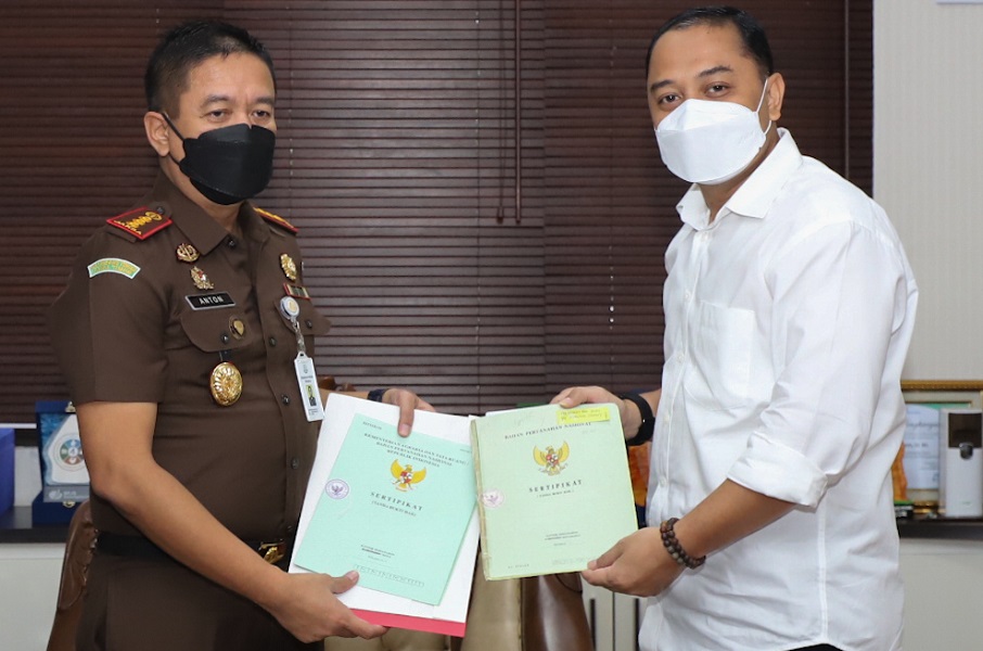 Kepala Kejaksaan Negeri Surabaya Anton Delianto saat menyerahkan aset brandgang kepada Wali Kota Surabaya Eri Cahyadi di Kantor Kejari Surabaya, Jumat (5/3/2021).