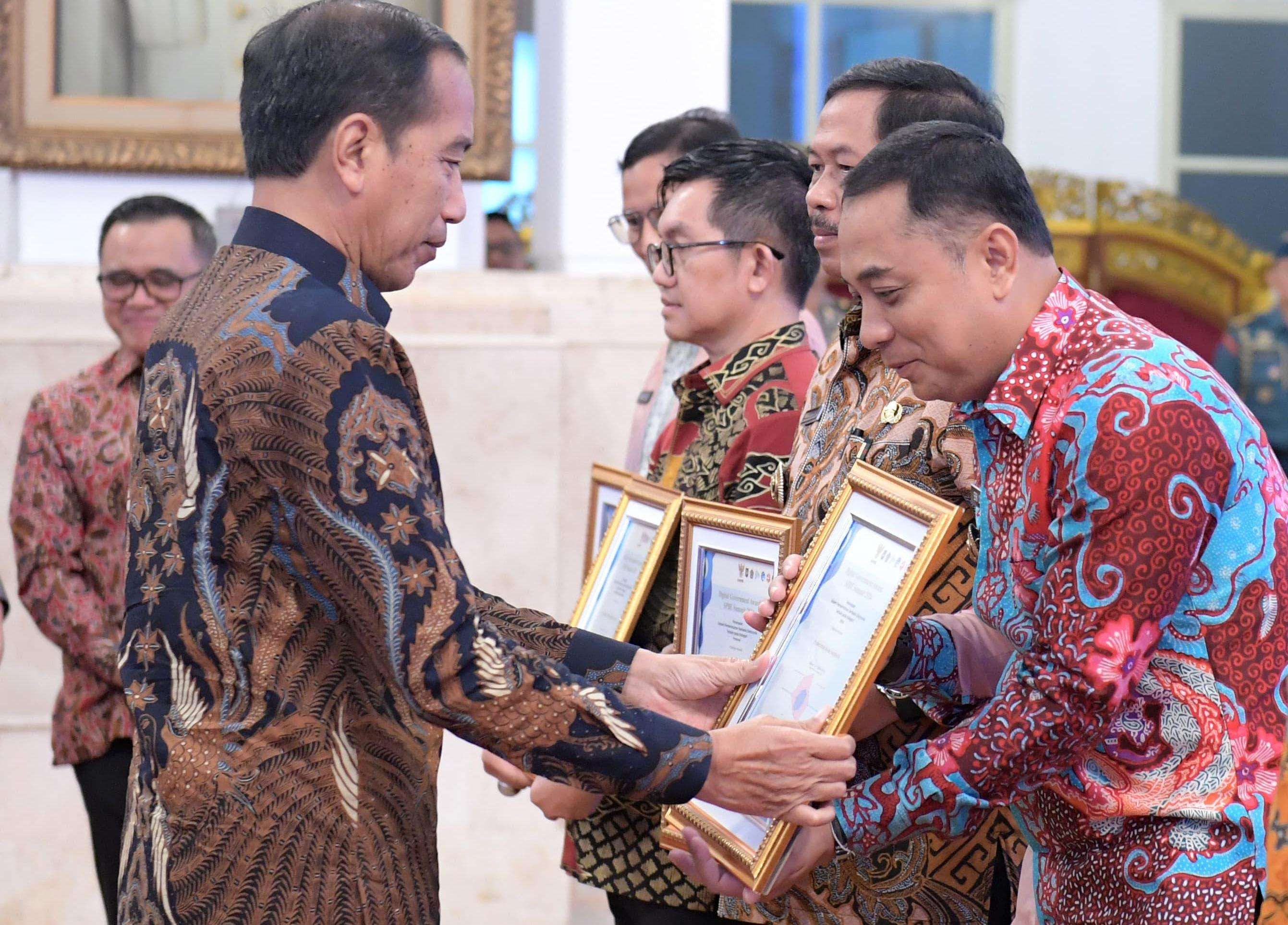 Presiden Joko Widodo menyerahkan penghargaan Sistem Pemerintahan Berbasis Elektronik (SPBE) terbaik se-Indonesia kepada Wali Kota Surabaya Eri Cahyadi di Istana Negara, Senin (27/5/2024). (Foto: RRI/ Kominfo)