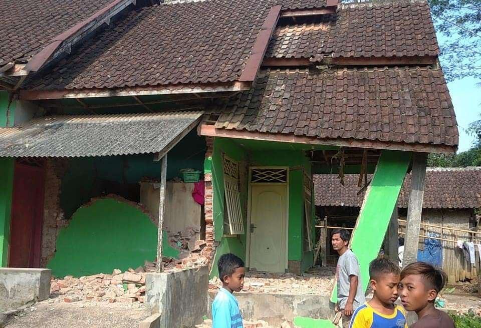 Anak-anak di Kabupaten Malang tampak berada di sekitar rumah yang dalam kondisi rusak parah akibat gempa, Sabtu (10/4/2021). (twitter @bpbdkabmalang)