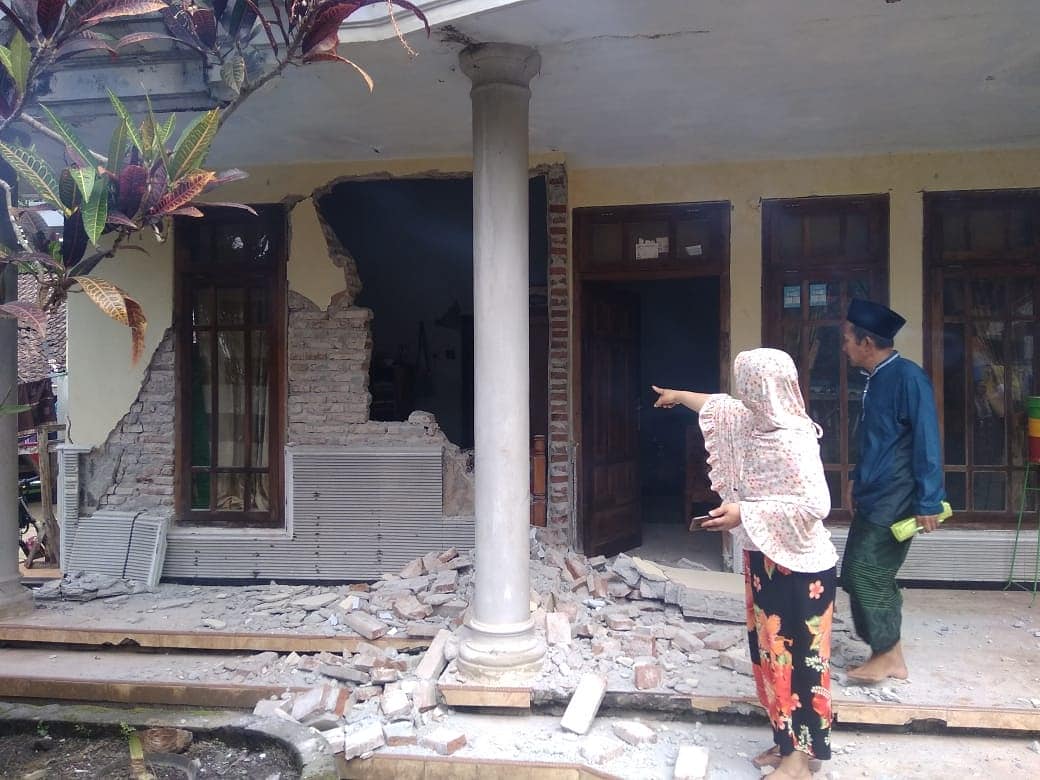 Warga Malang tengah mengamati rumah mereka yang rusak akibat gempa, Sabtu (10/4/2021). (twitter @bpbdkabmalang)