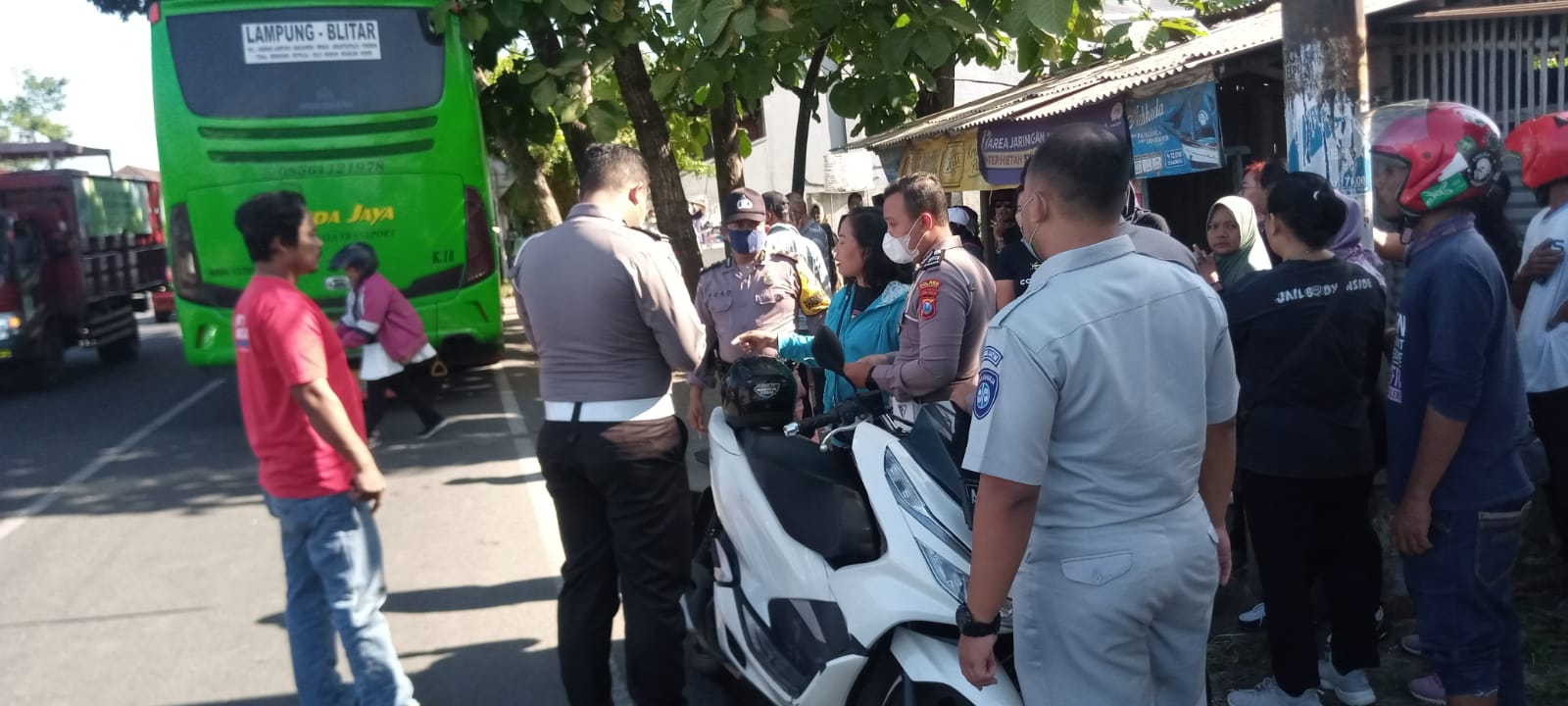 Polisi mengamankan pengemudi bis yang terlibat laka lantas di depan SPBU Ngantru (dok. Satlantas Polres Tulungagung)