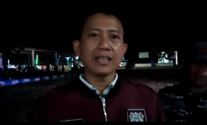 Kapolsek Besuki, AKP Sumaji saat memberi keterangan evakuasi nelayan yang meninggal di tengah laut