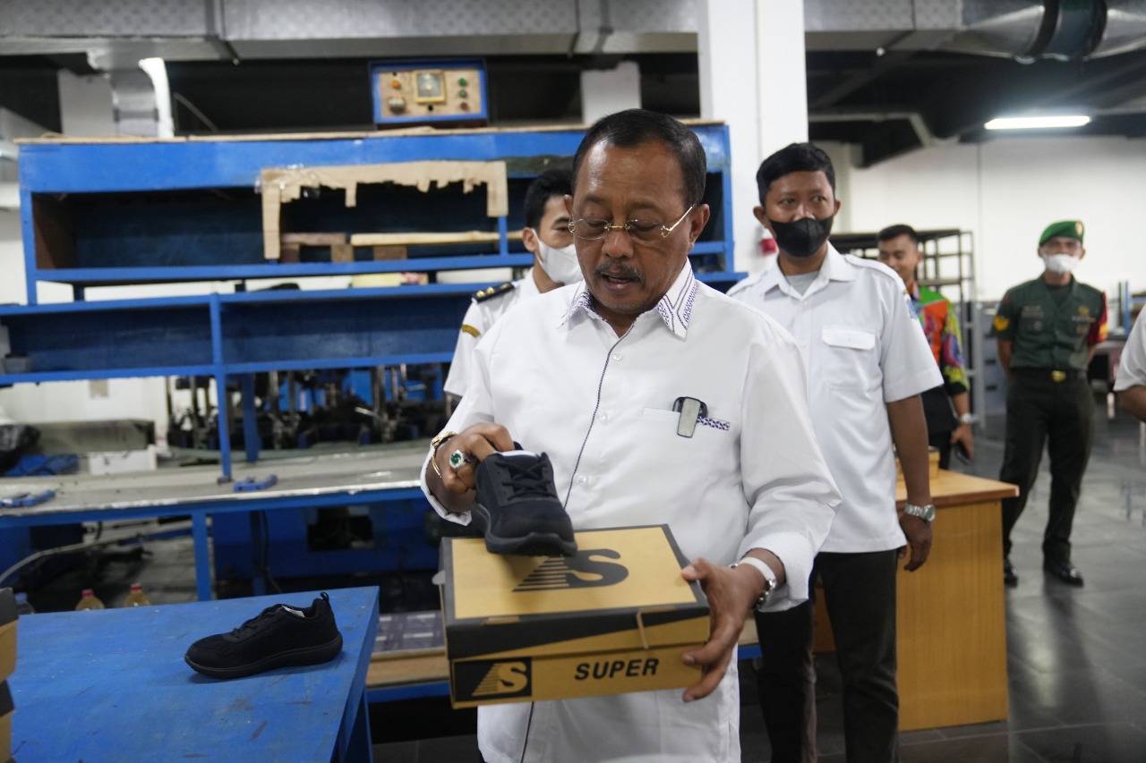 Wakil Walikota Surabaya Armuji meninjau rumah produksi Sepatu MBR binaan Dinas Koperasi, Usaha Kecil dan Menengah, serta Perdagangan (Dinkopdag) di Jalan Putat Jaya Kebar C no 87 (Eks Karaoke Dondong)